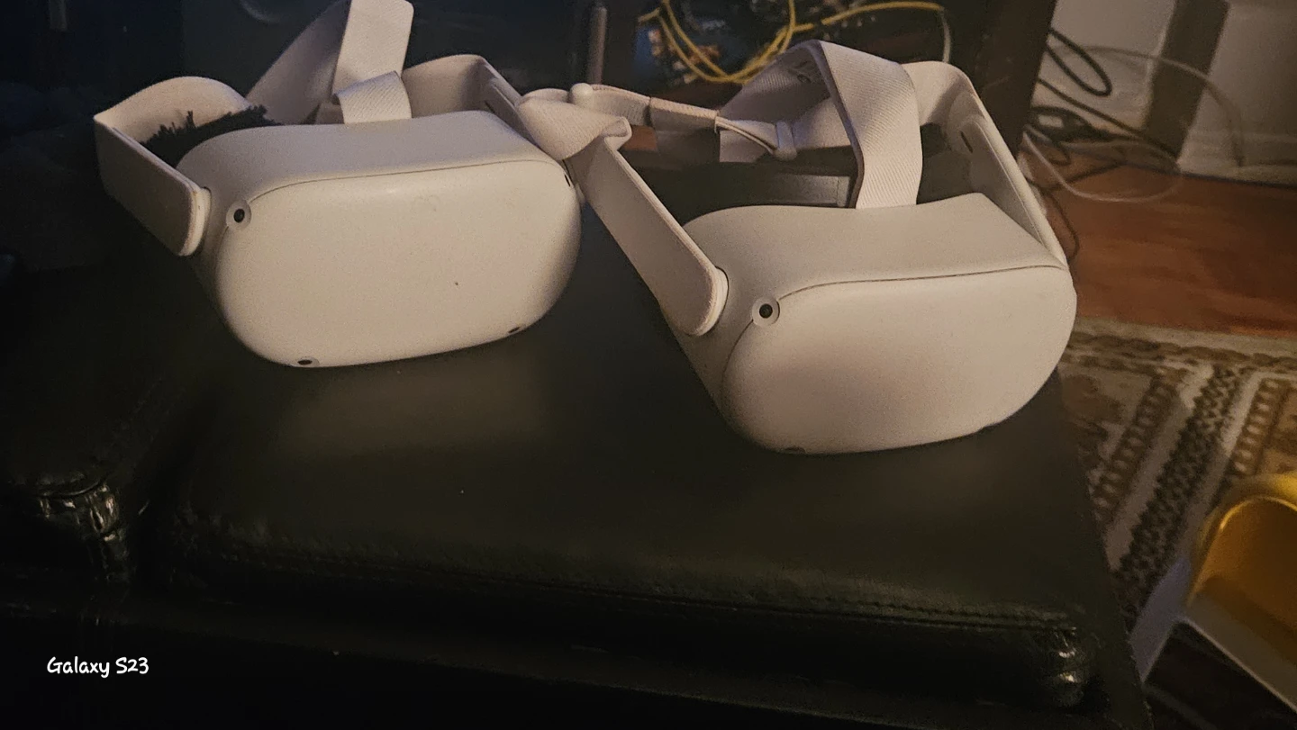 2 Meta Quest 2 VR Headset