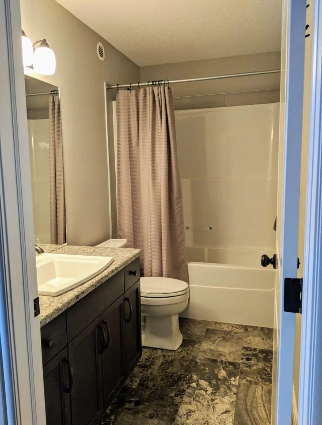 Bedroom with Private Bathroom for Rent - photo 4