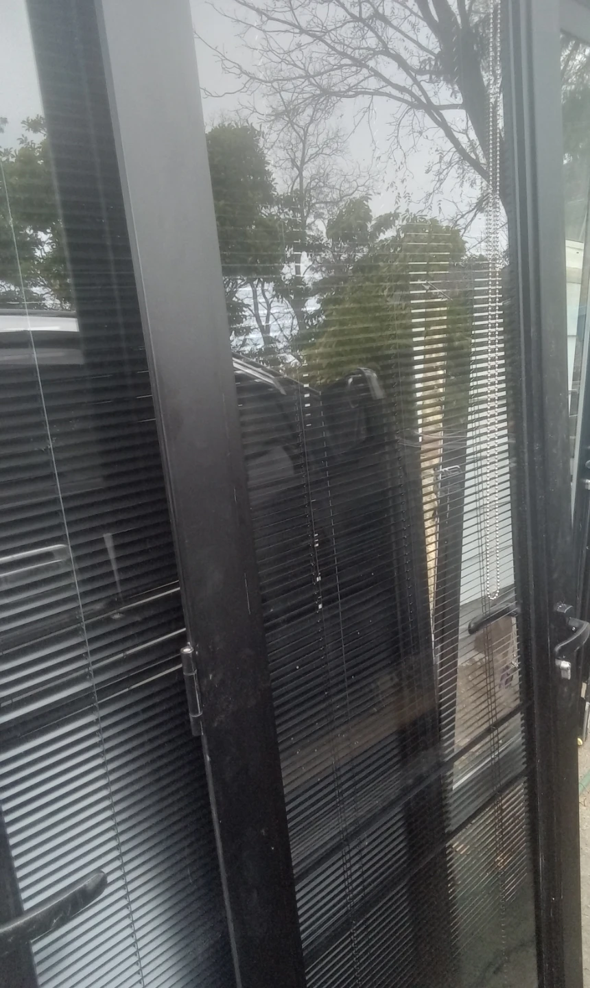 3 aliumnium Black Exterior Door with Integrated Blinds - photo 2