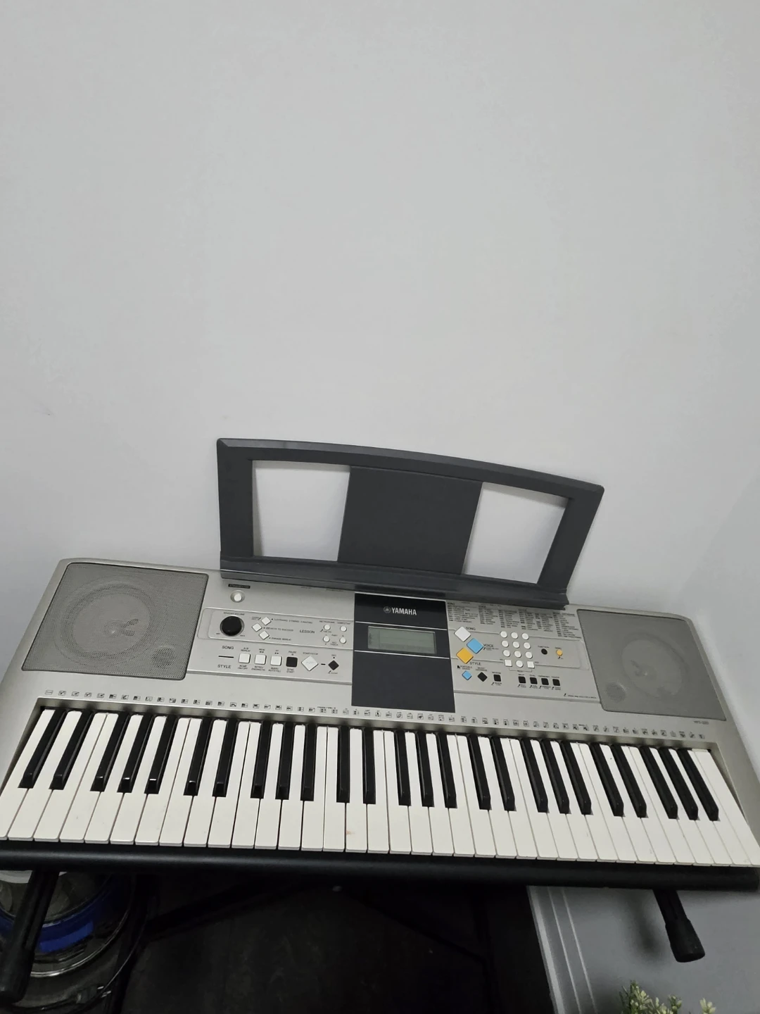 Yamaha YPT-320 Portable Keyboard with stand and Power adapter