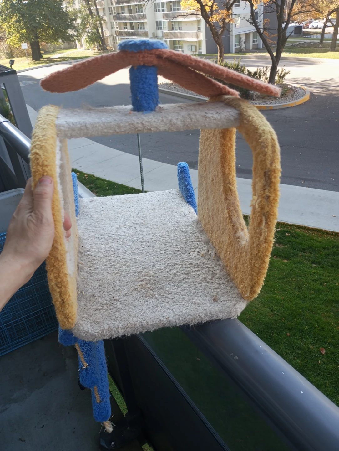 Helicopter-Shaped Cat Scratcher - photo 3