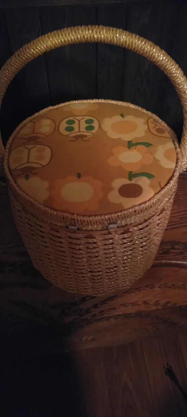 Vintage Woven Sewing Basket with Assorted Thread - photo 2