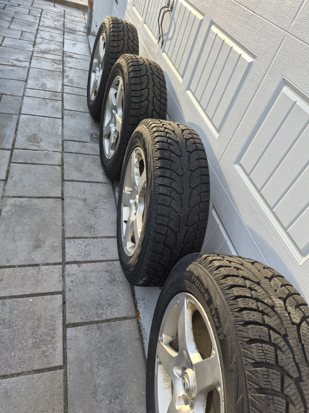Set of 4 Hankook Winter Tires on Infiniti Alloy Rims - photo 4