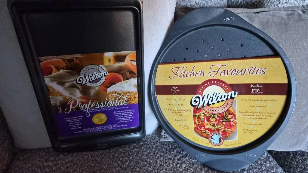 Wilton Everyday 6-piece non stick bakeware lot (2 new & 4 used)