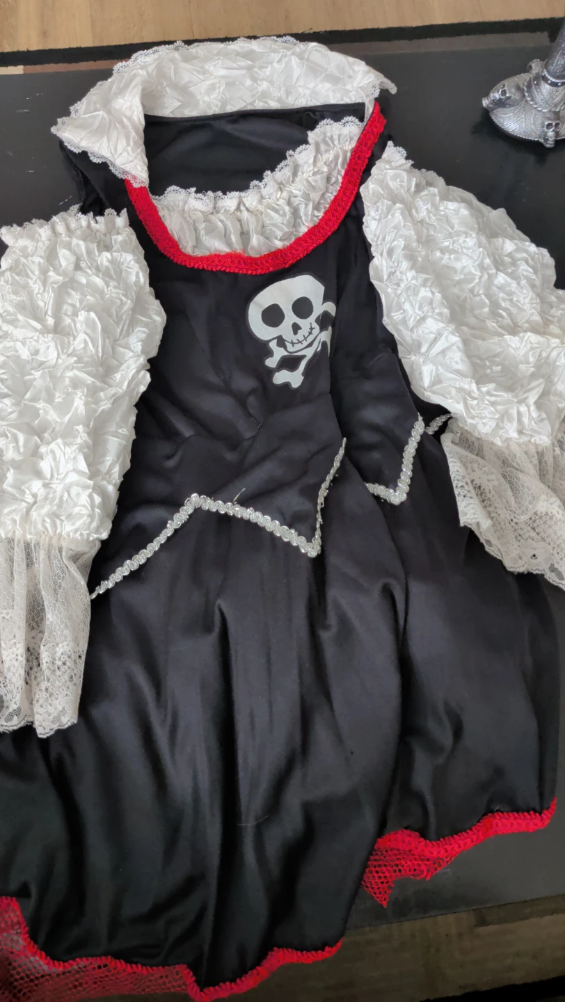 Pirate costume with skull print (woman/youth)