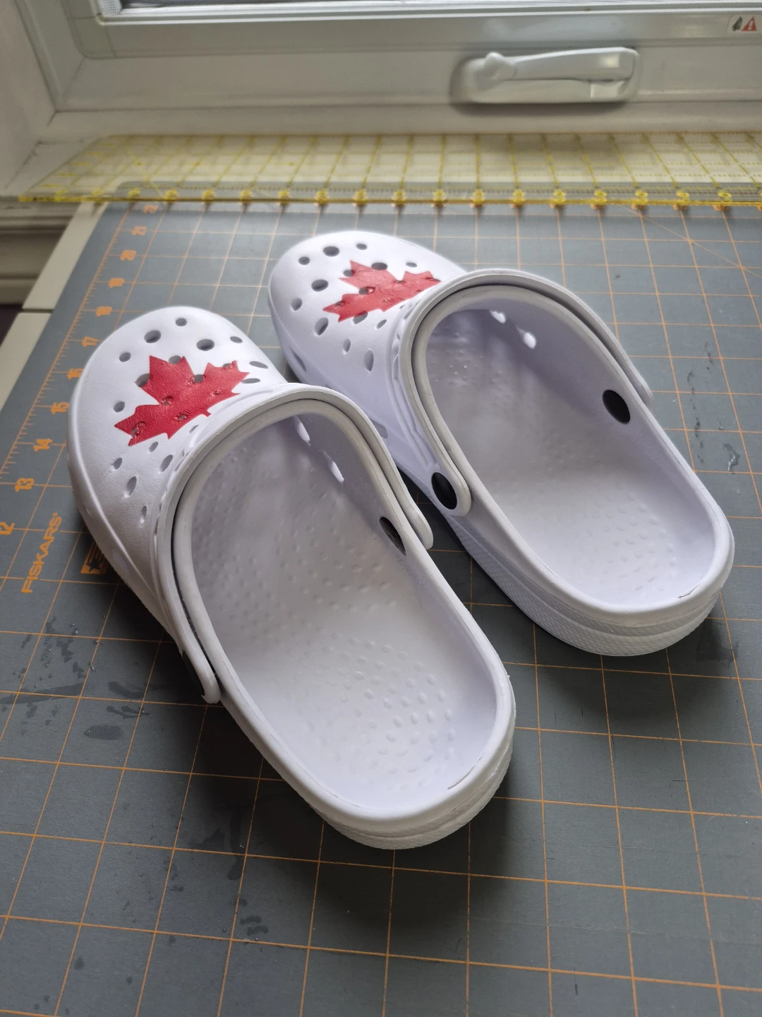 White Maple Leaf Foam Clogs Size 10 - photo 3