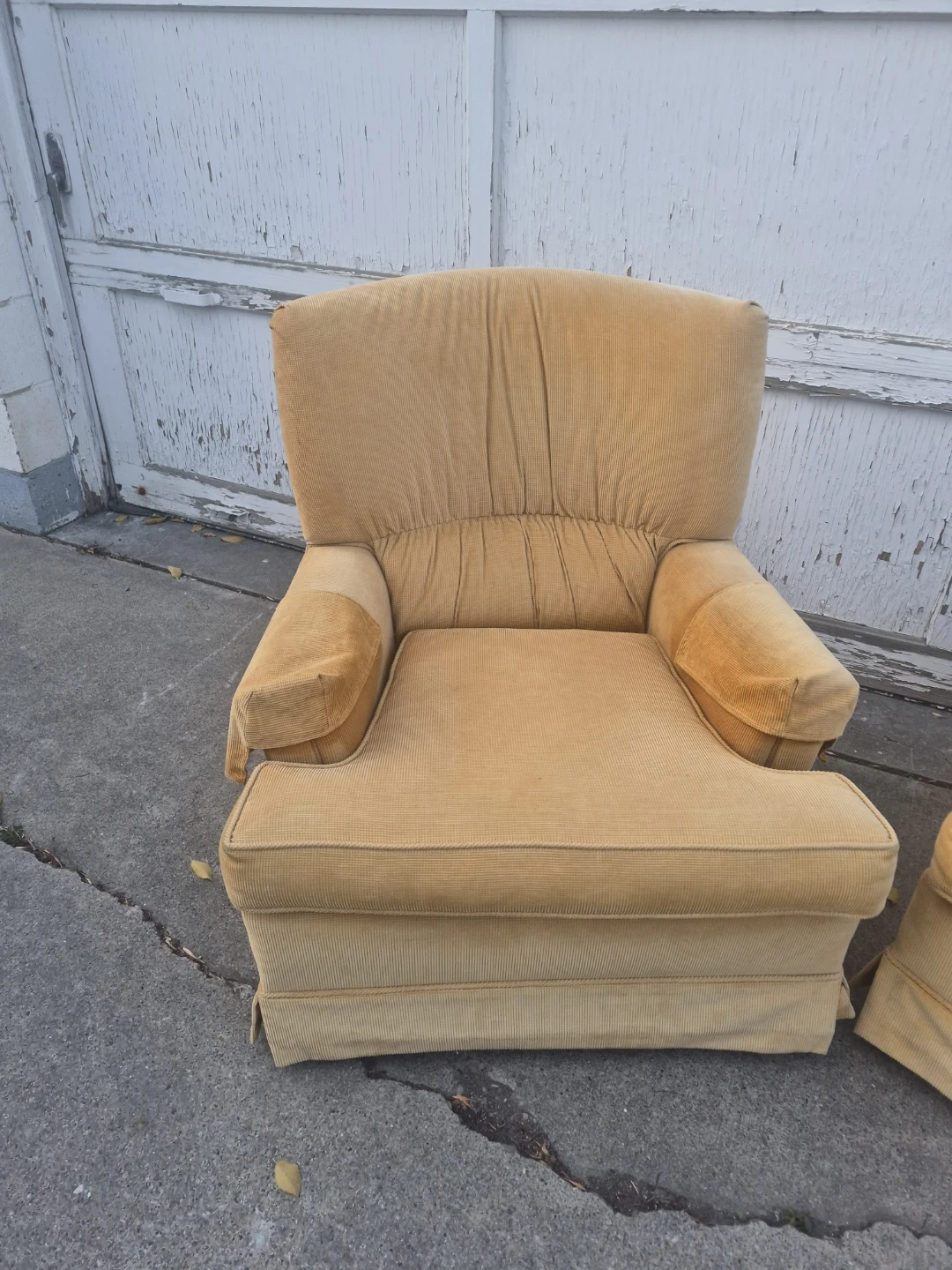 Two vintage yellow corduroy armchairs - photo 5