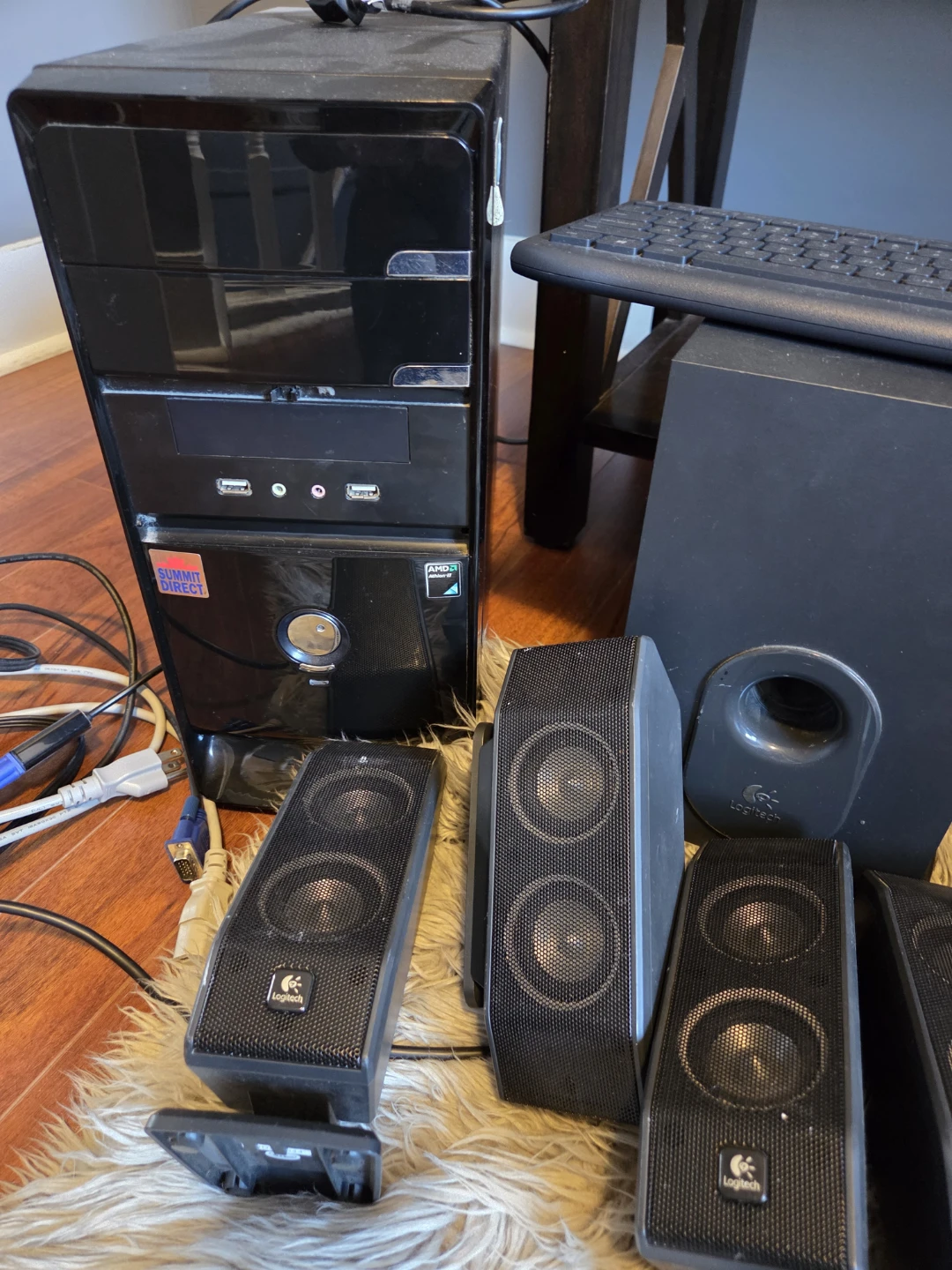 Desktop PC tower and Logitech speaker system - photo 2