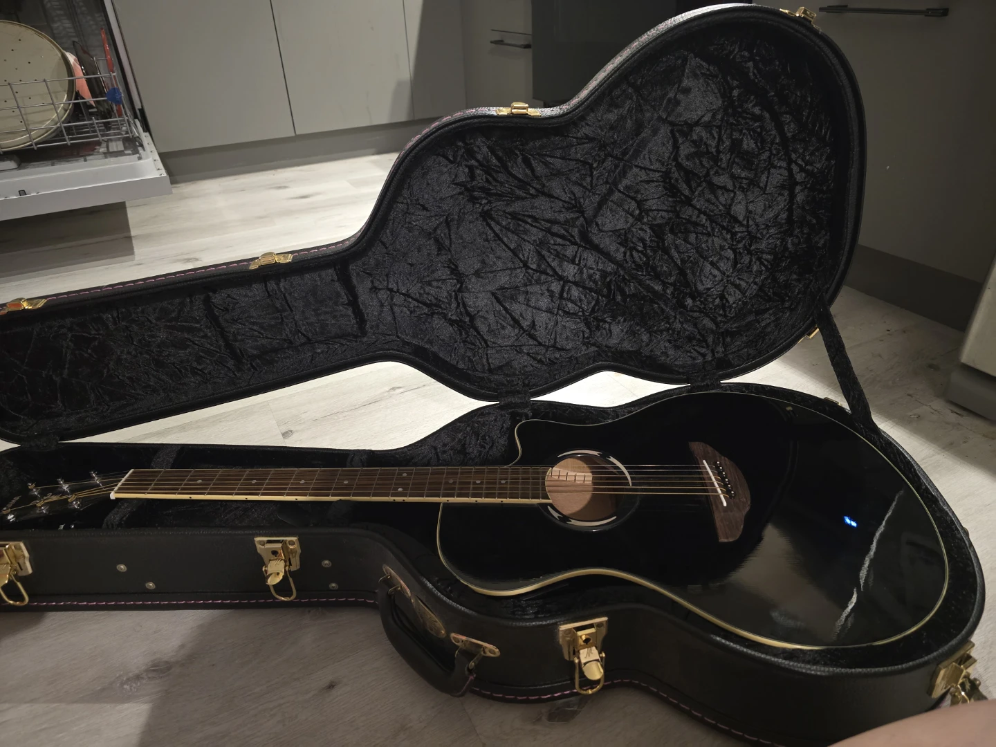Blk Yamaha Acoustic Electric Guitar w Maton Hardshell Case