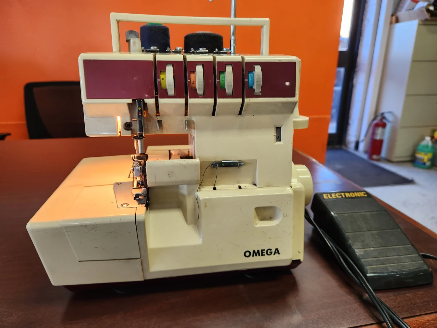 Omega 15J134 Sewing Machine with Foot Pedal - photo 3
