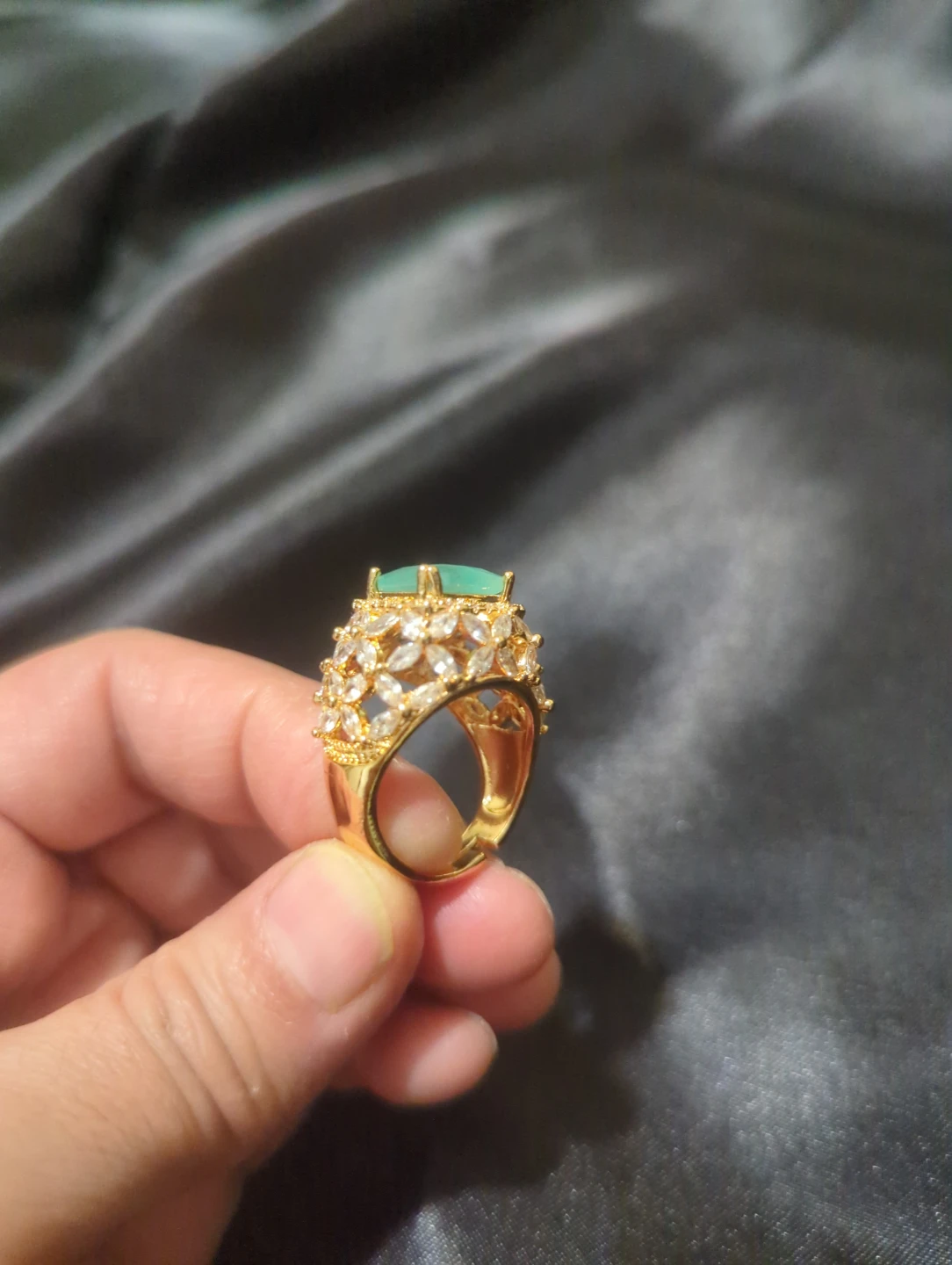 Gold-tone fashion ring with green stone - photo 4