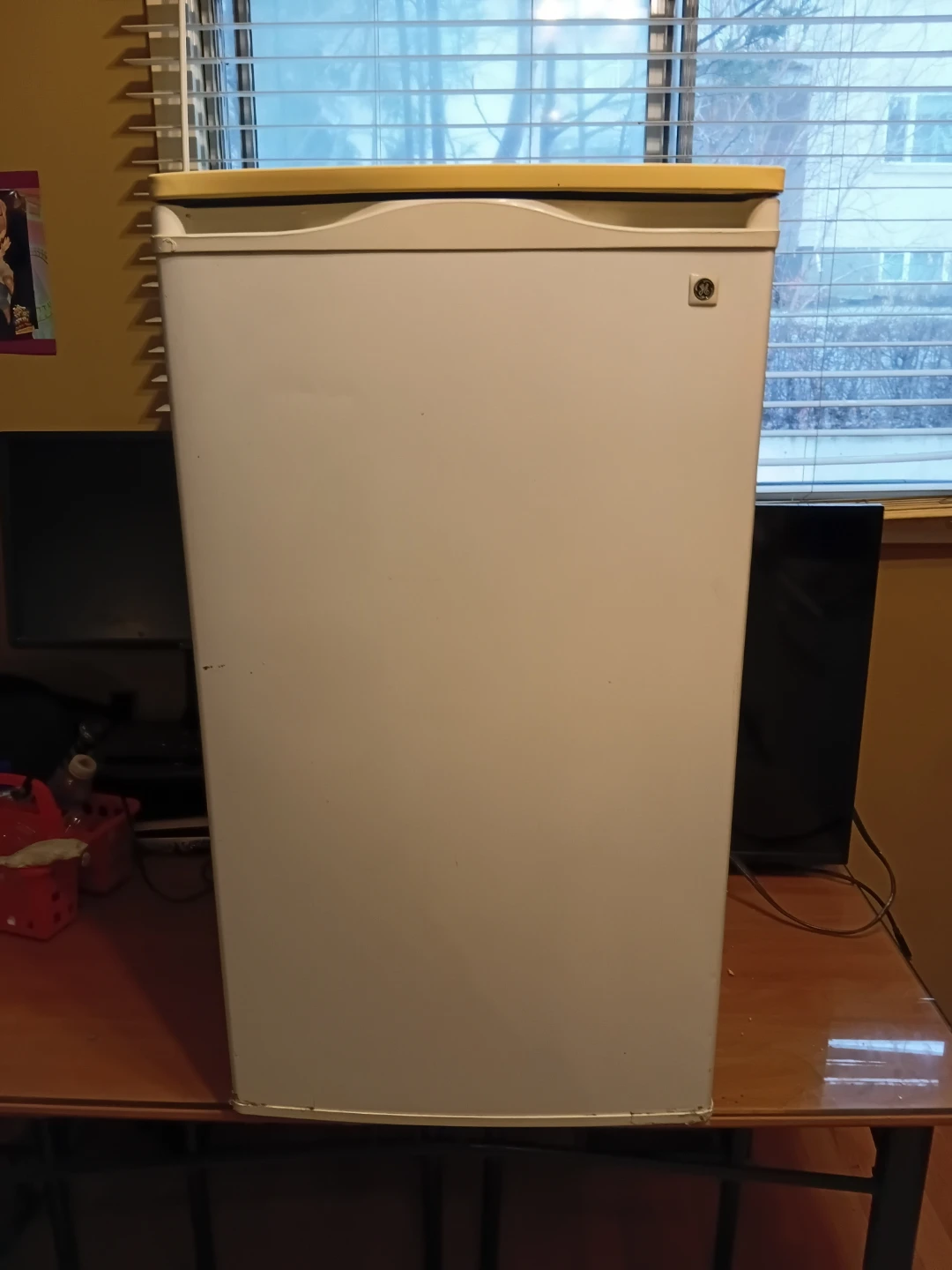 GE Compact White Mini Fridge READ DESCRIPTION ON SIZE