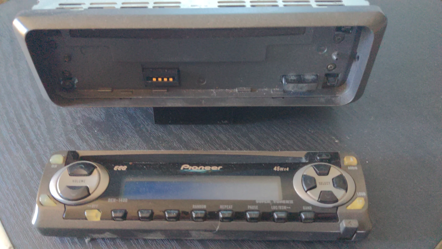 Pioneer DEH-1400 Car Stereo Head Unit - photo 2