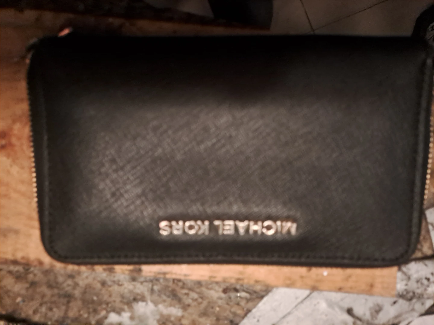 "MICHAEL KORS SAFFIANO LEATHER WALLET:
