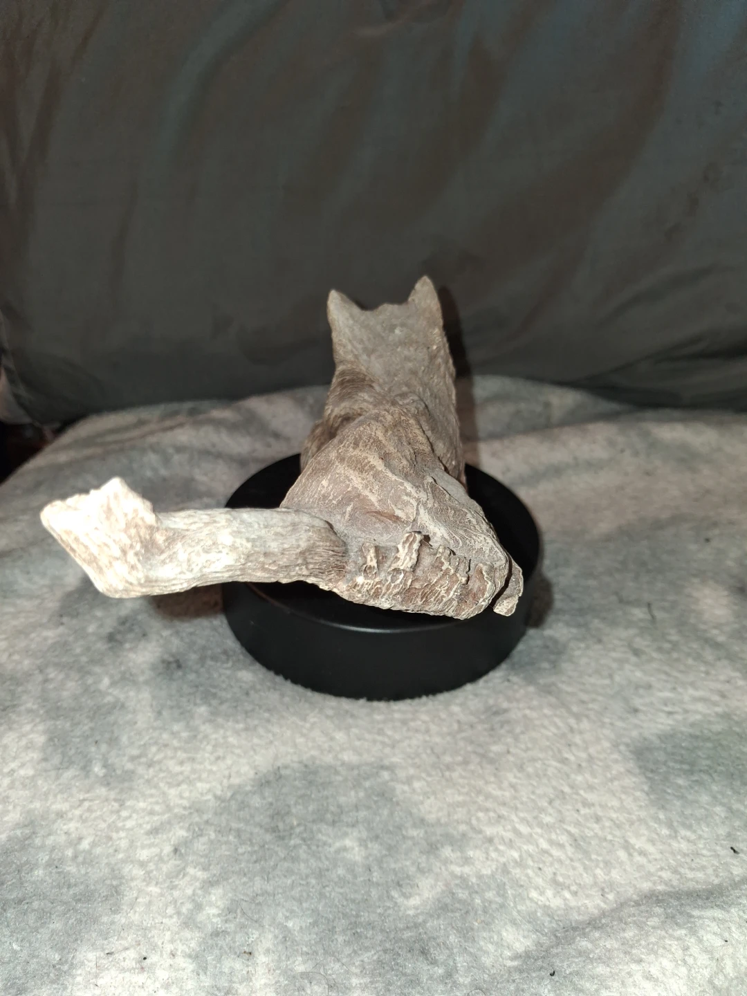 Wolf figurine on driftwood base - photo 4