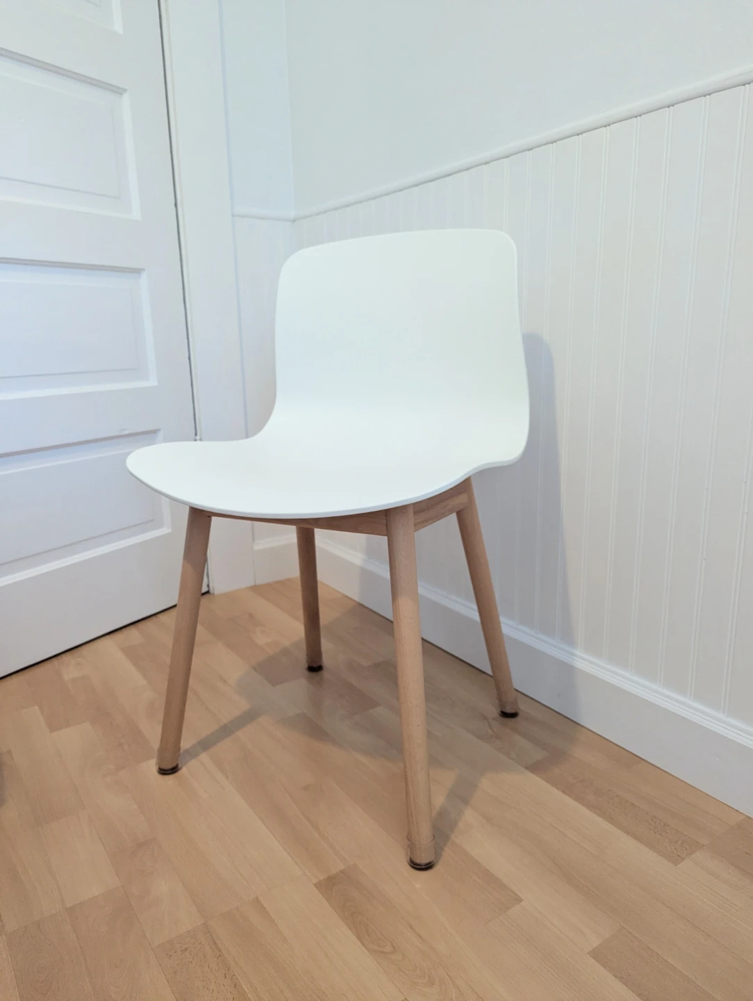 1 Modern White Dining Chair with Light Wooden Legs