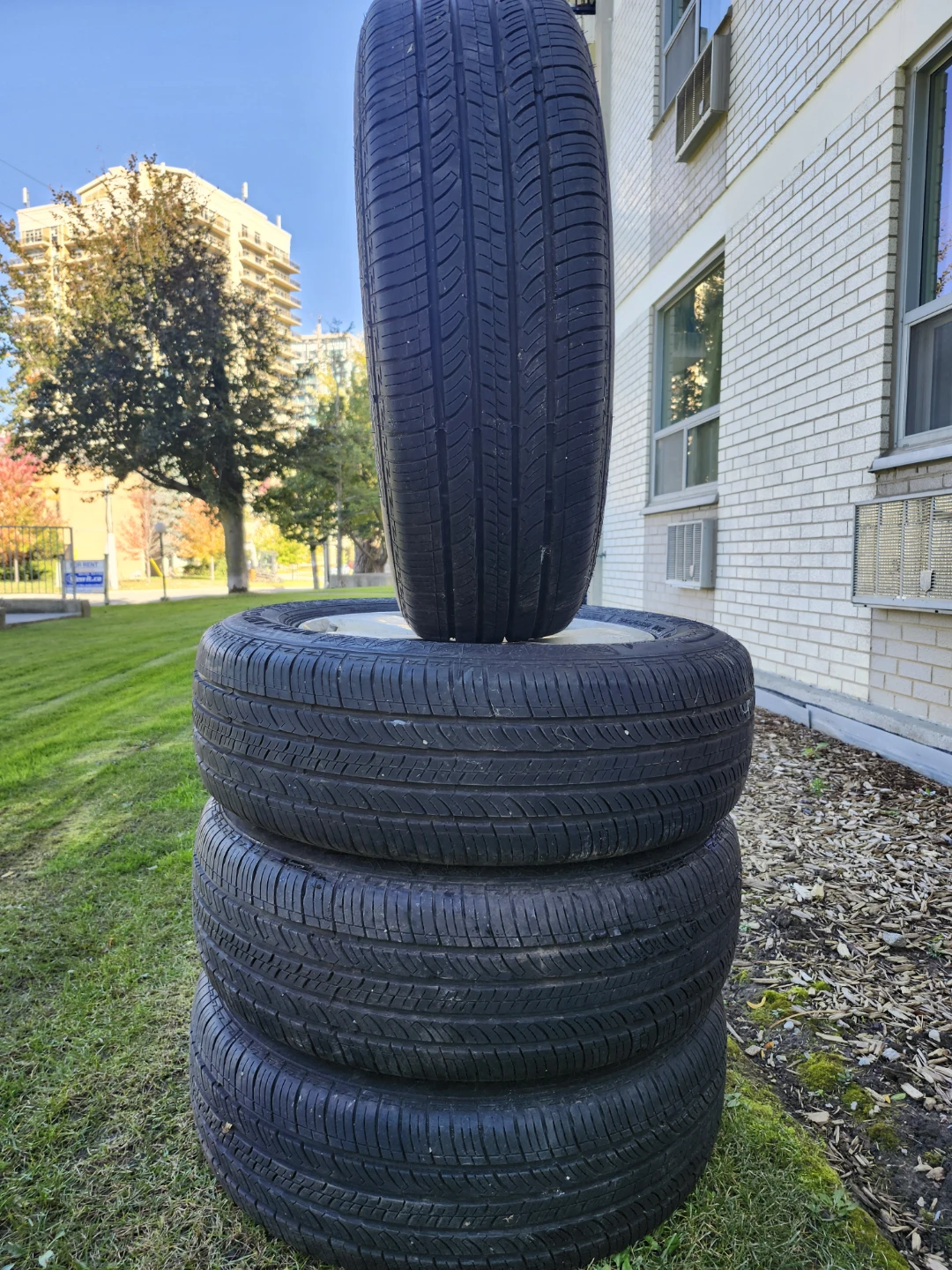 Set of 4 All season like new Tires on alloy Rims with sensor - photo 2