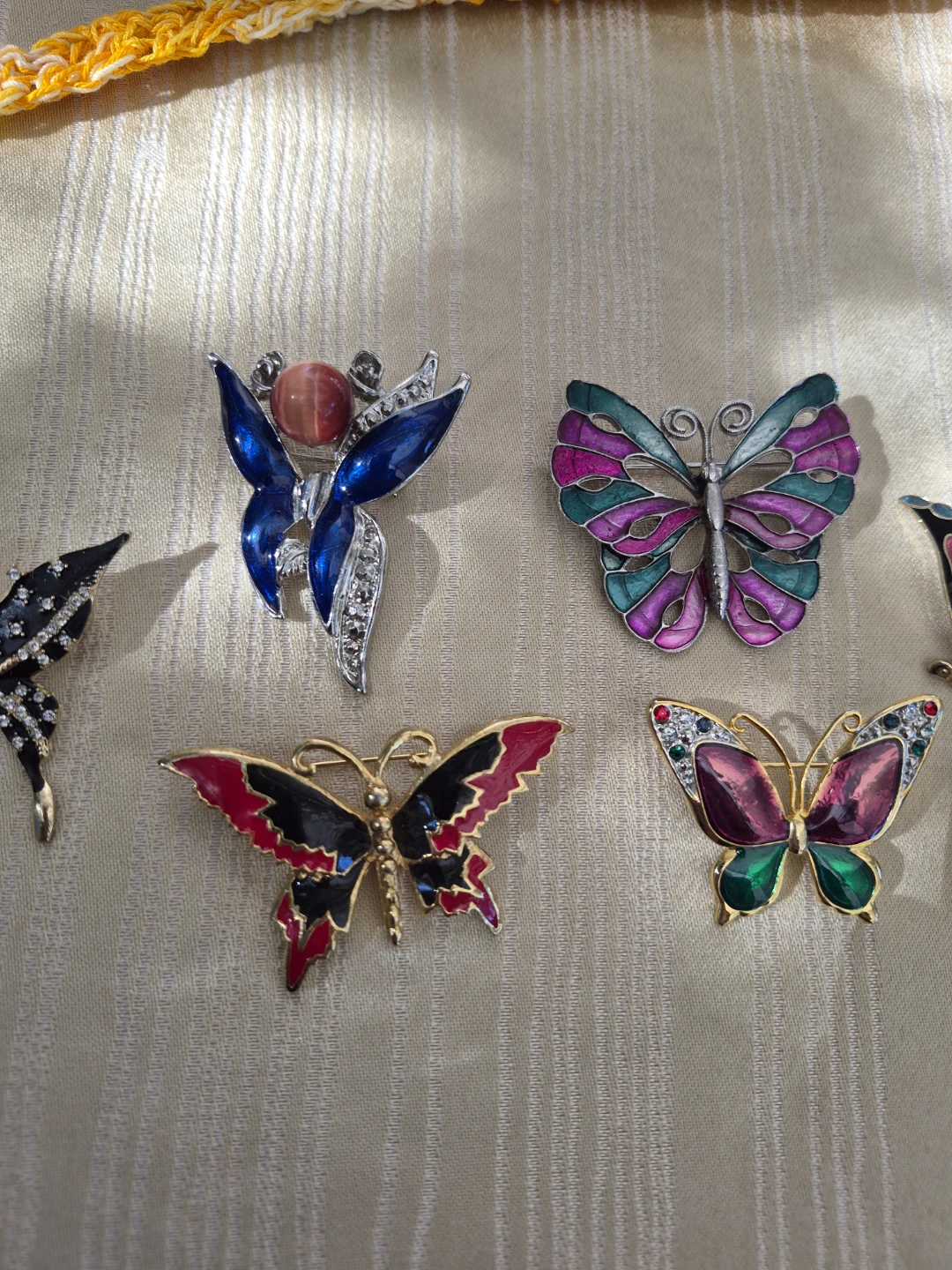Beautiful 1 1/2"  - 2" Butterfly Fashion Broochs - photo 3