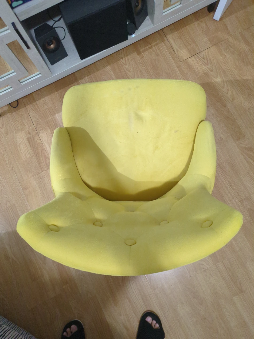 Yellow velvet swivel chair - photo 3