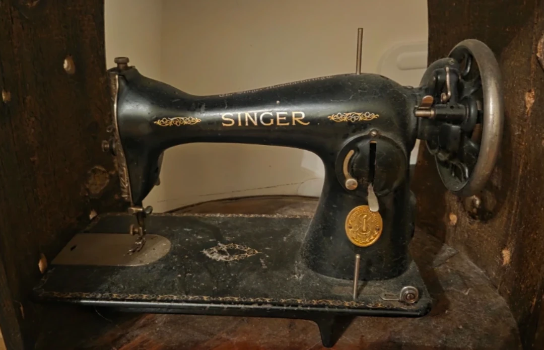 Vintage Singer Treadle Sewing Machine with Wooden Table - photo 5