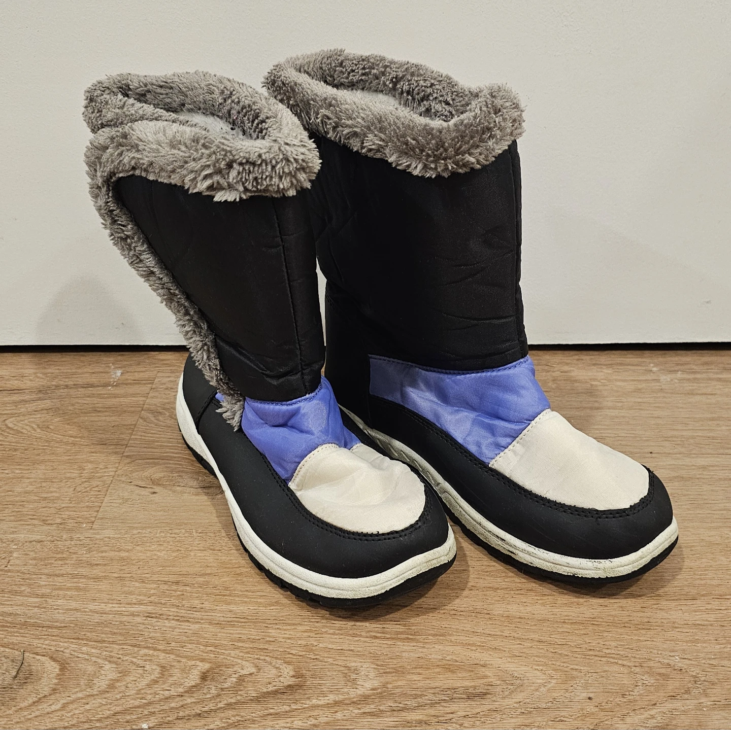 Black and Blue Winter Boots Size 5 - photo 2