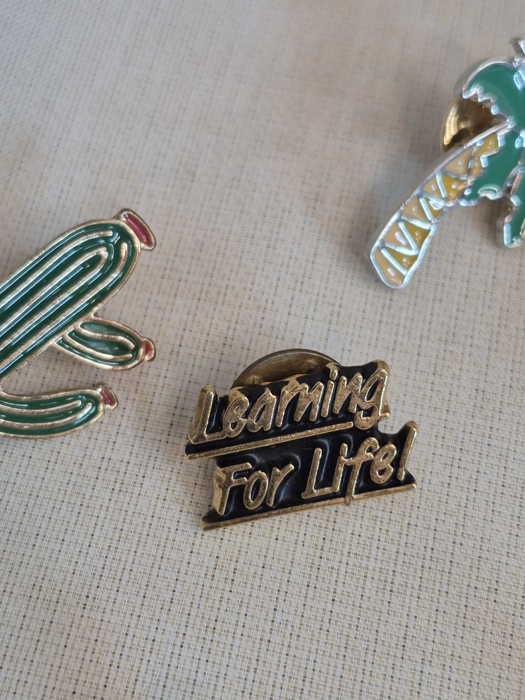 Mix Lot of 7 Pins - photo 3