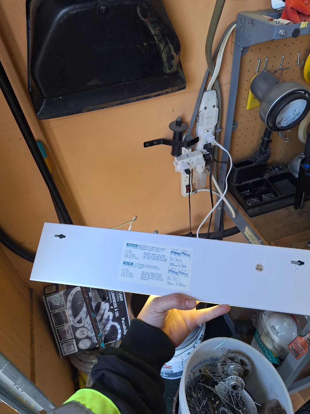 Under Cabinet Light - photo 3