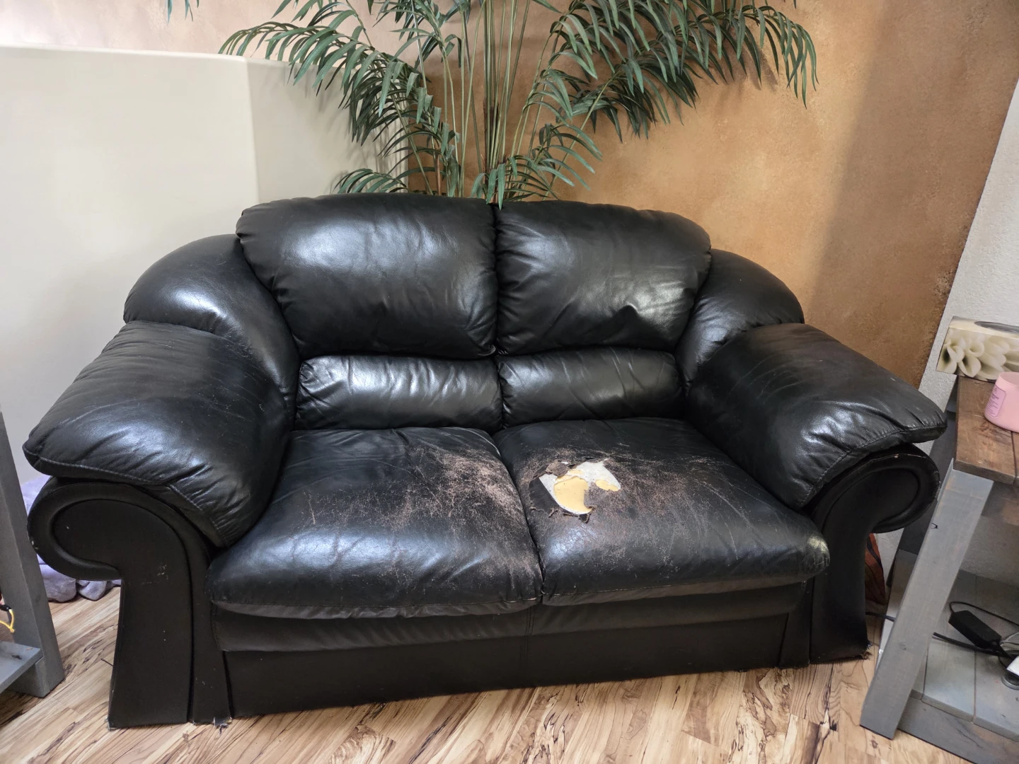 Black two-seater leather sofa - photo 2