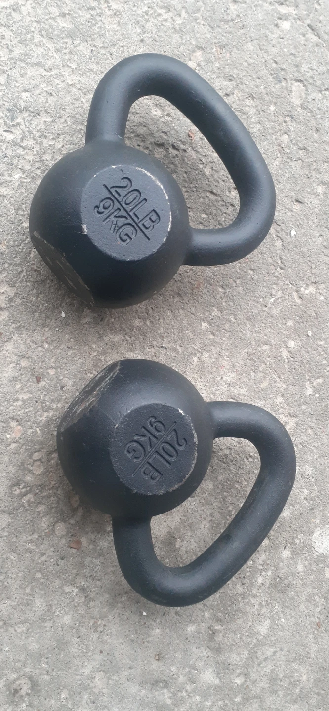 Set of two 20lb (9kg) cast iron kettlebells - photo 2