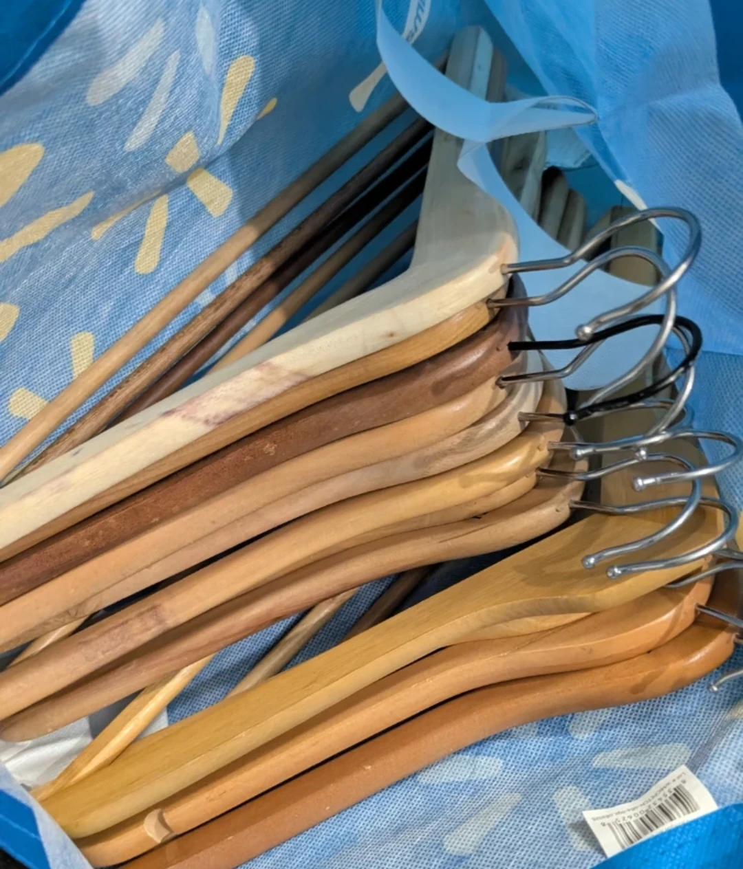 12 wooden coat hangers - photo 2