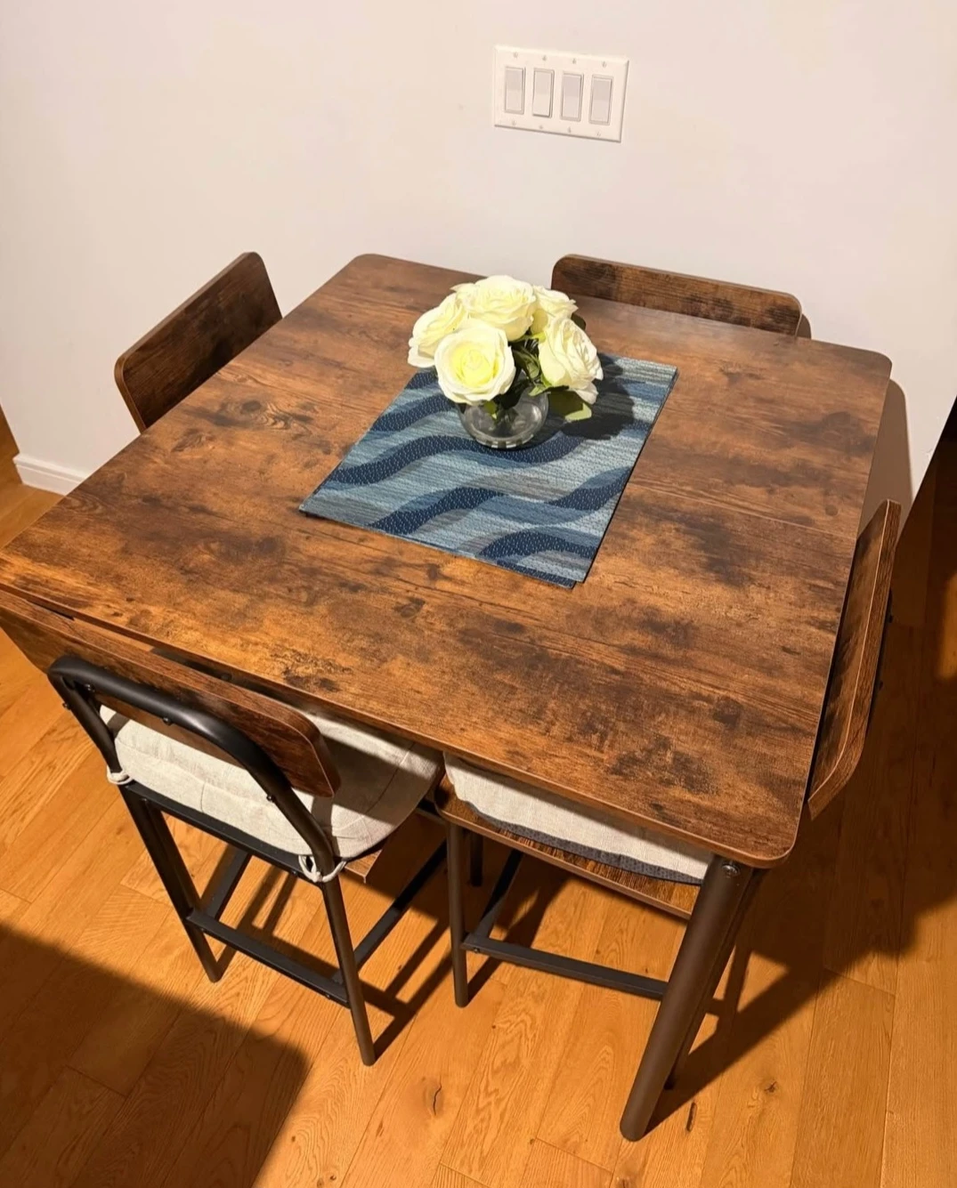 Free Brand new dining table with 4 chairs+chusions included - photo 2
