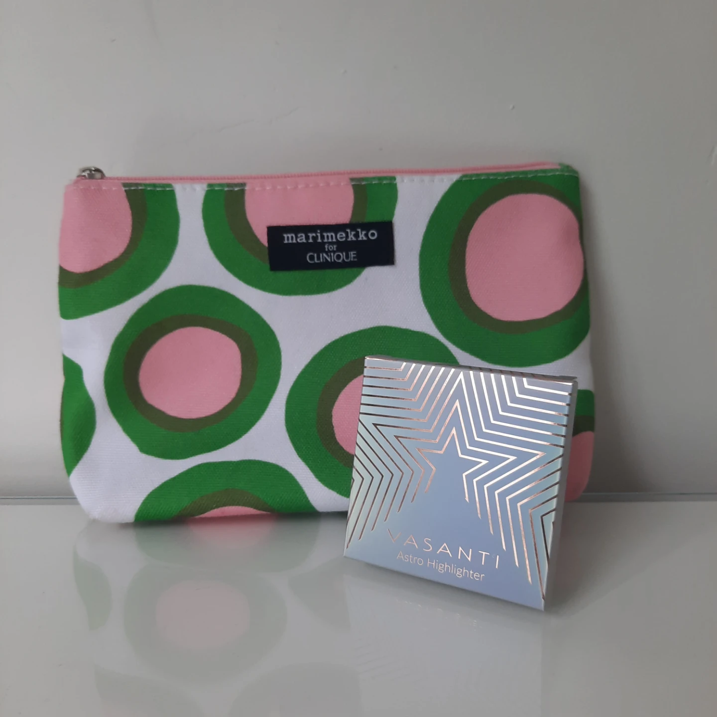 Vasanti Astro Highlighter & makeup bag
