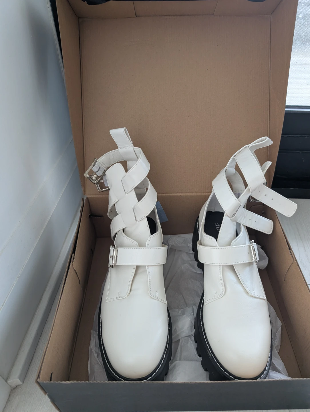 Move out sale: ShoeDazzle white buckle gladiator boots - photo 5