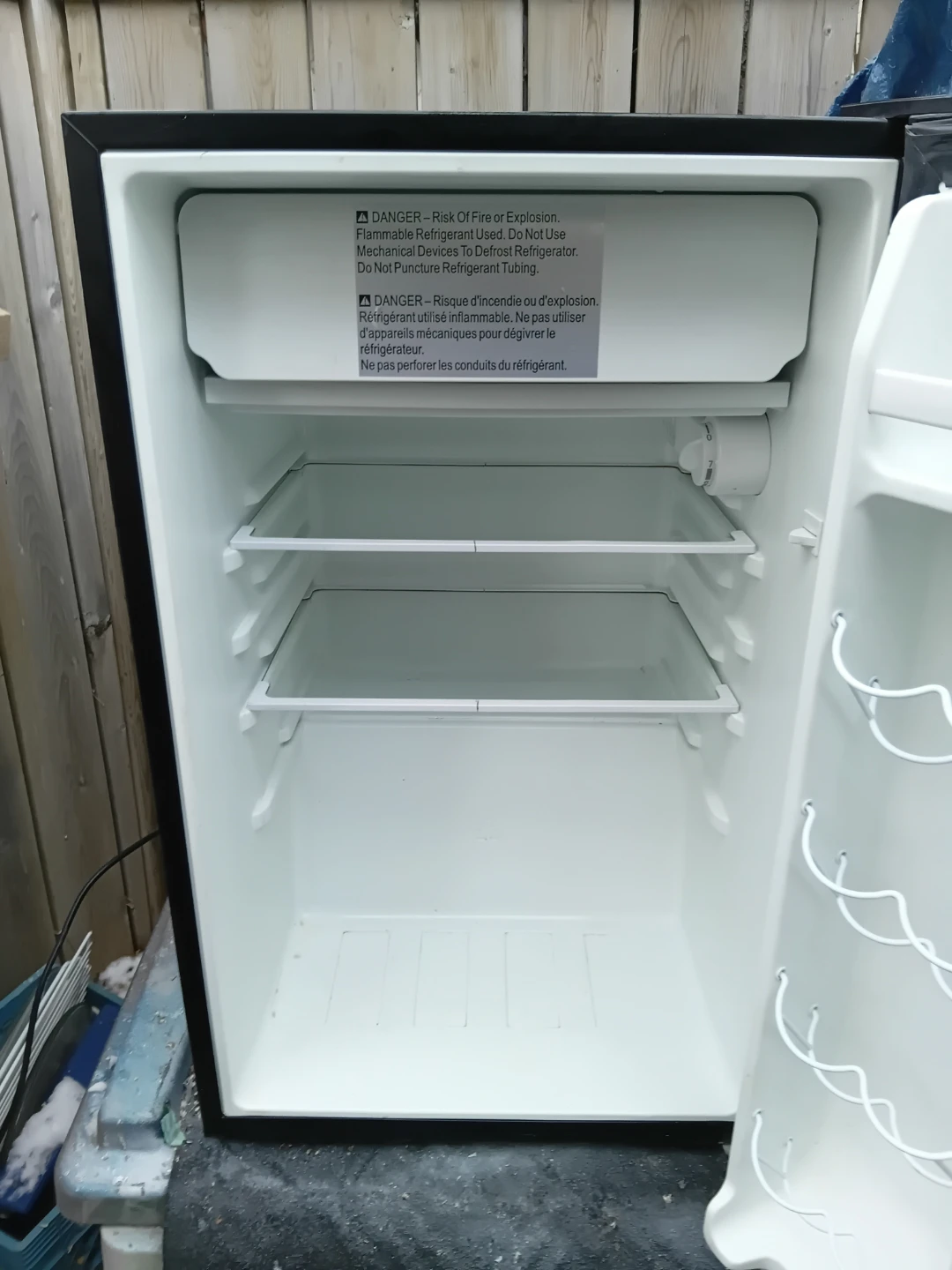 Whirlpool Premium Compact Mini Fridge READ DESCRIPTION ON SIZE - photo 2