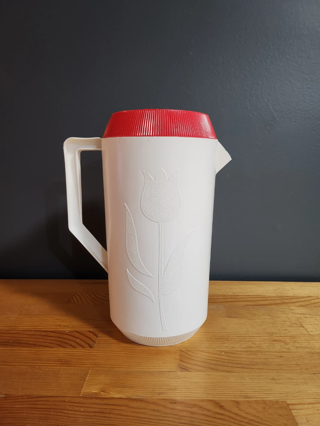 Tulip Pitcher with Red Lid Plastic