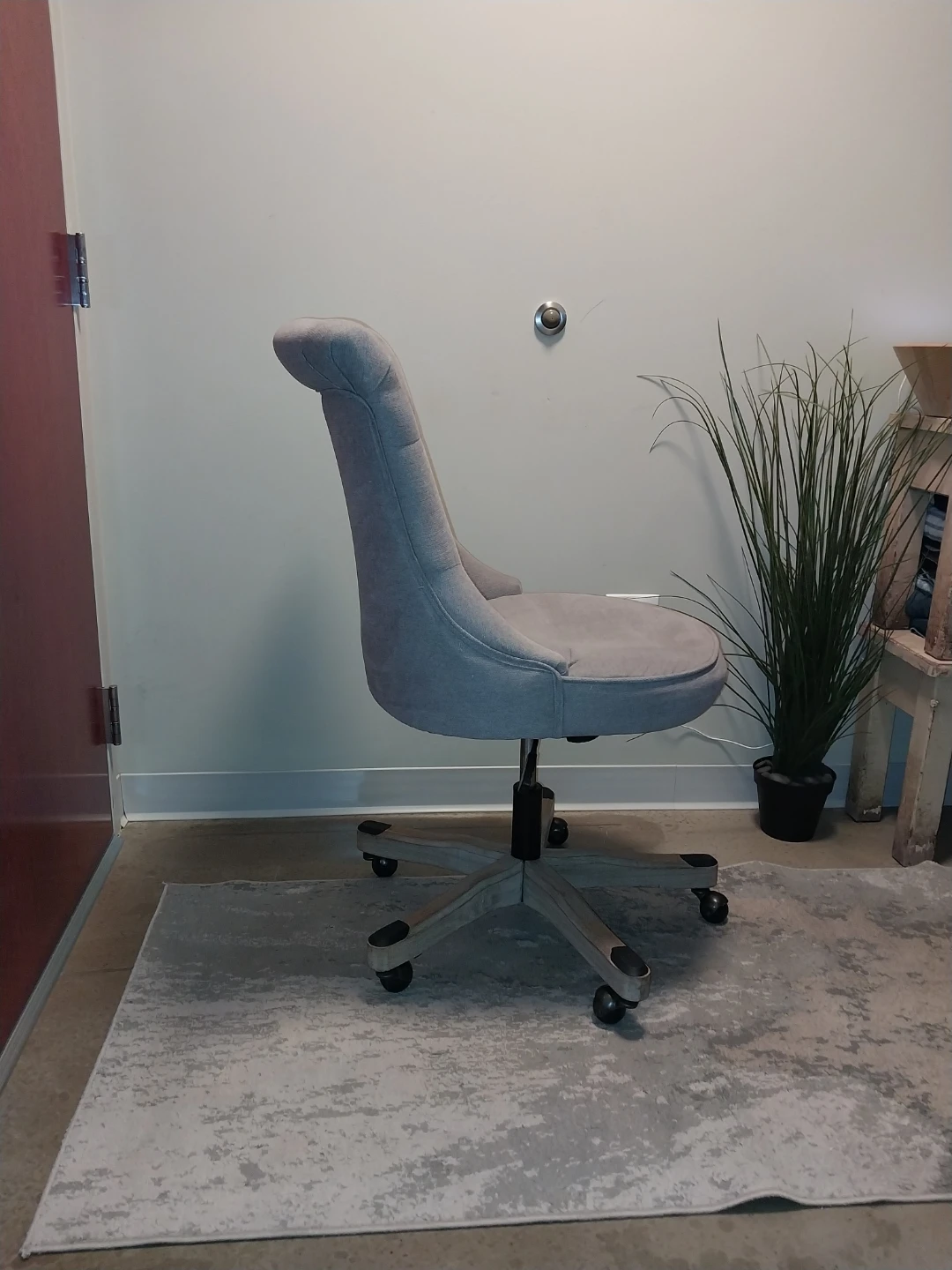 Grey Tufted Desk Chair – Excellent Condition - photo 4