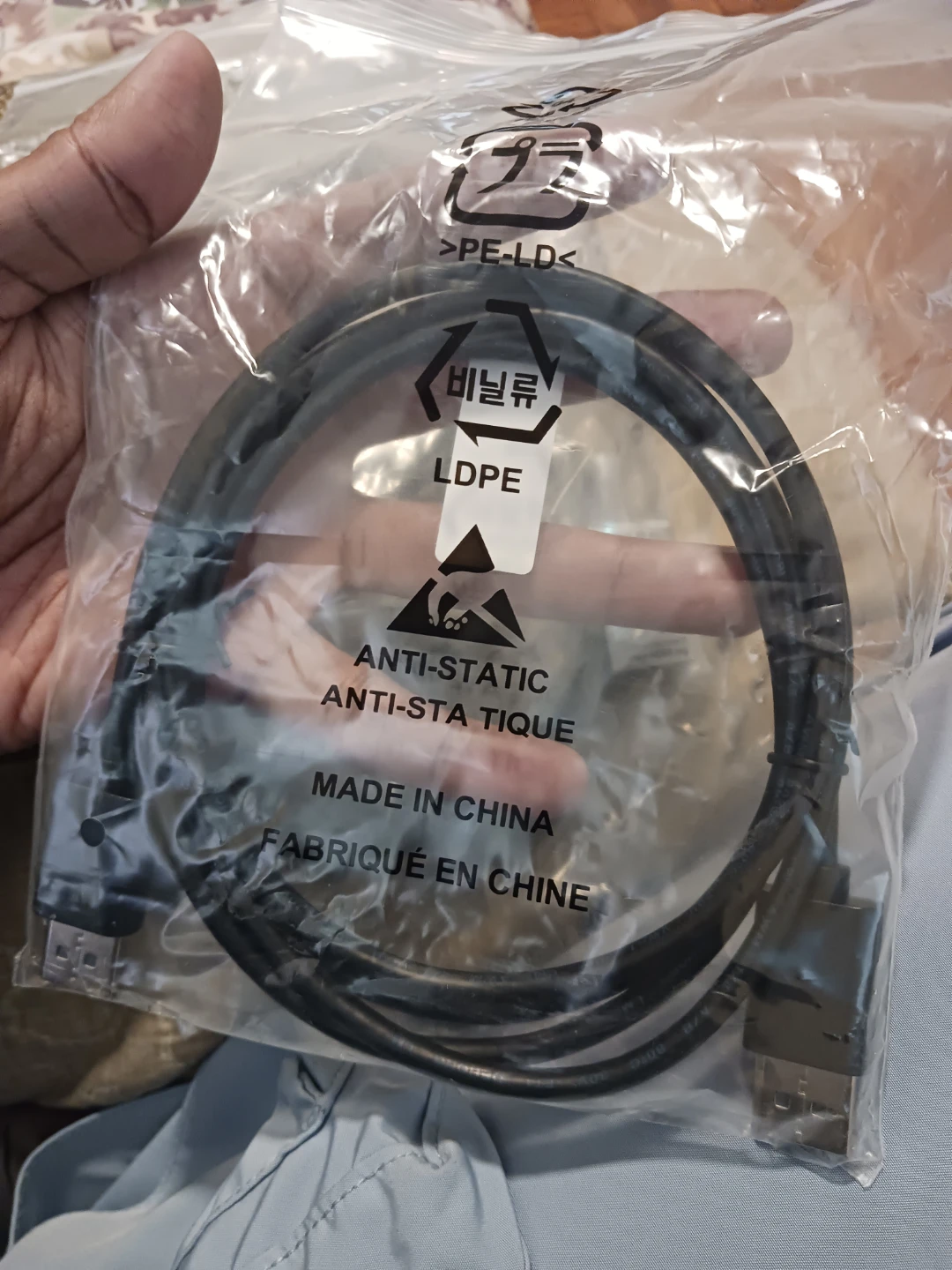 3 x Cables : Ultra High Speed HDMI Cable + 2 Cables