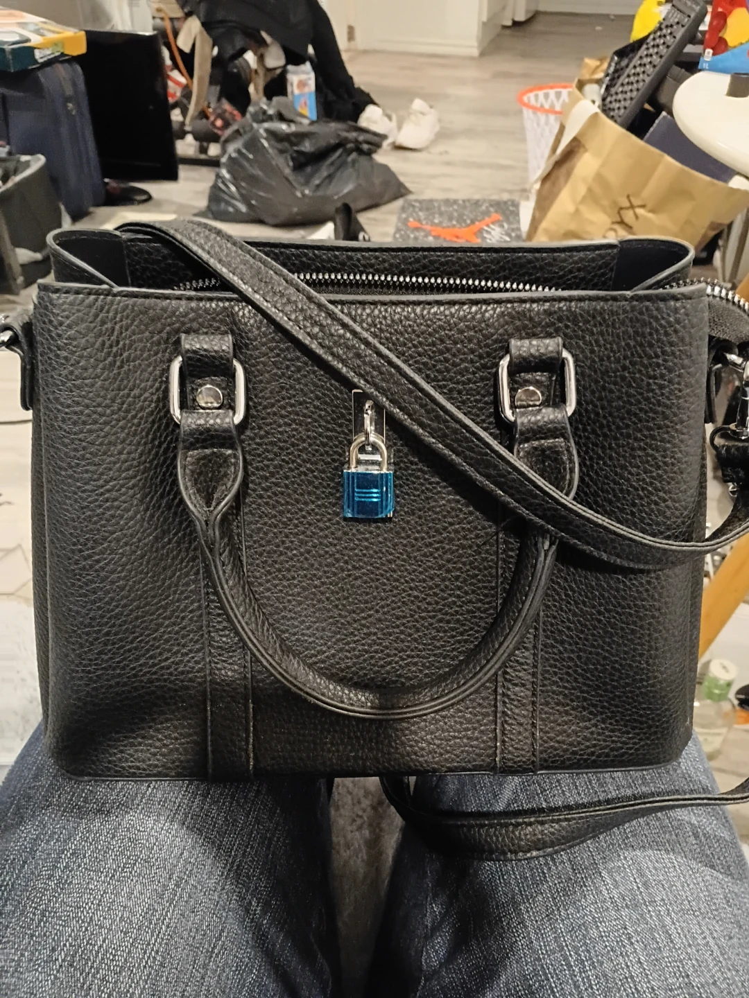 Black structured handbag with padlock detail - photo 4