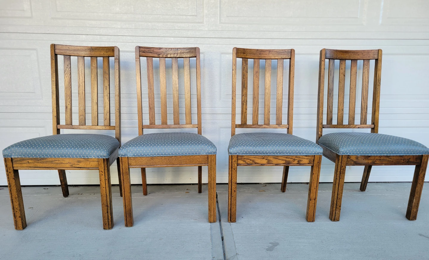 Beautiful Set of 4 Solid Oak Mission Style Dining Chairs. - photo 3