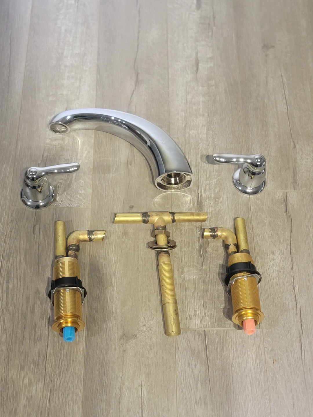 Three-piece bathroom faucet set - photo 2