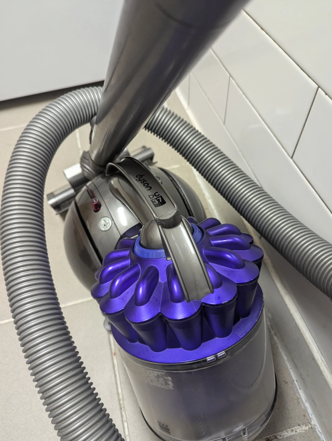 Dyson DC39 Vacuum Cleaner - photo 2