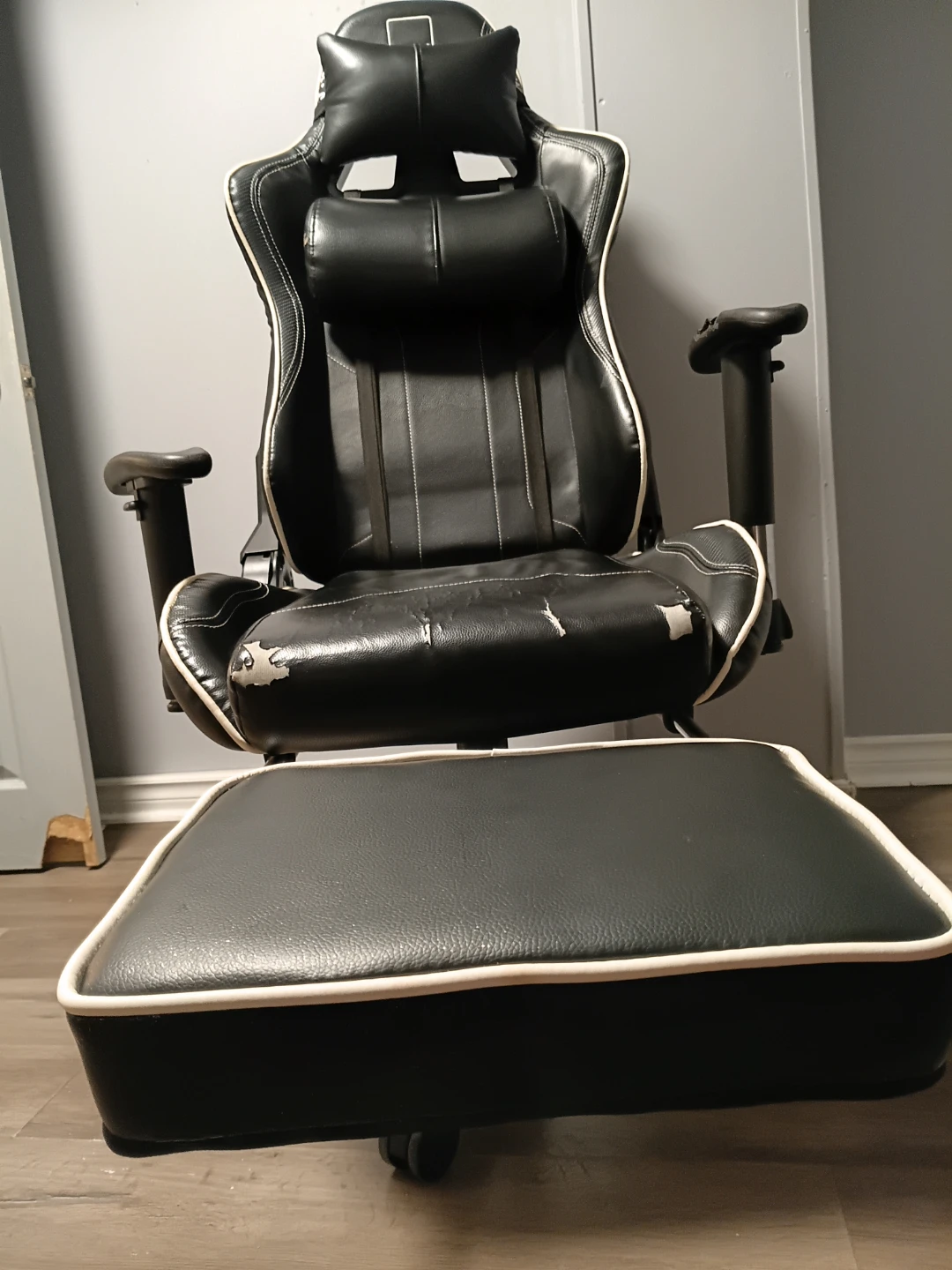 DJW Gaming Chair with Footrest - photo 4