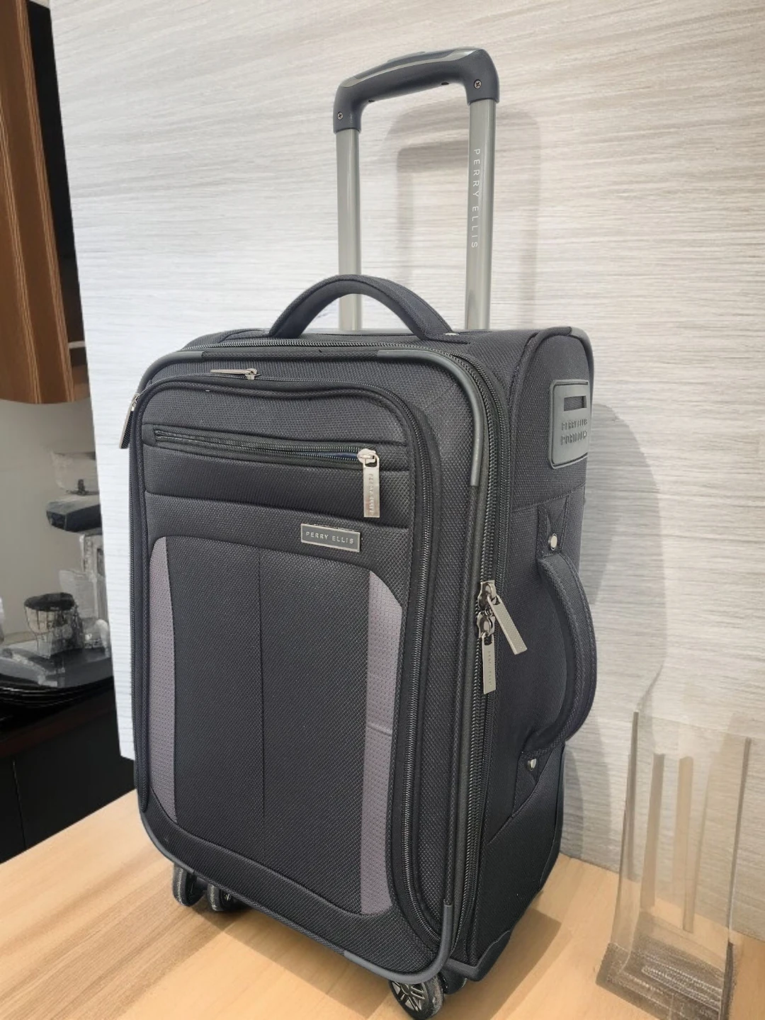 Perry Ellis Portfolio Carry-On Luggage - photo 2