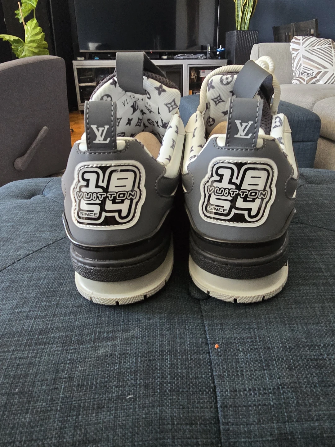 Gray and white lv skates - photo 4