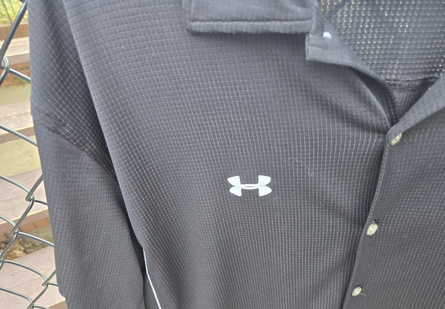 Short sleeve button up collared Men's Under Armour Shirt.Large. - photo 4