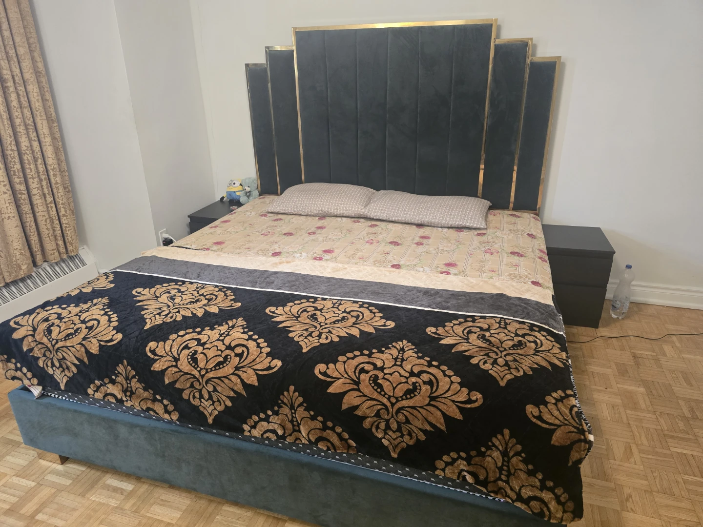 King Bed with Upholstered Headboard & Nightstands – For Sale - photo 3