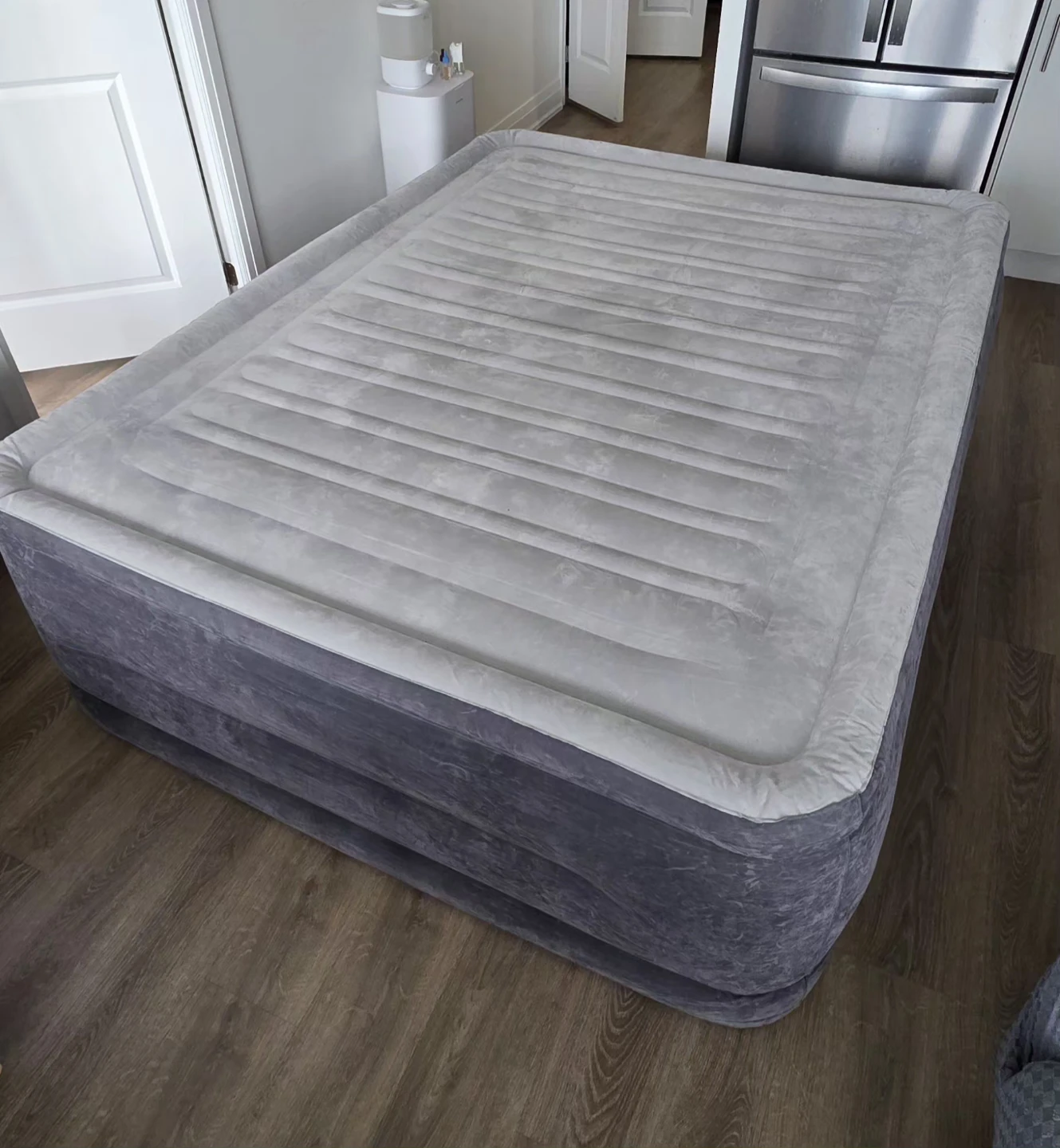Queen-Size Air Mattress with Built-in Electric Pump – Grey - photo 3
