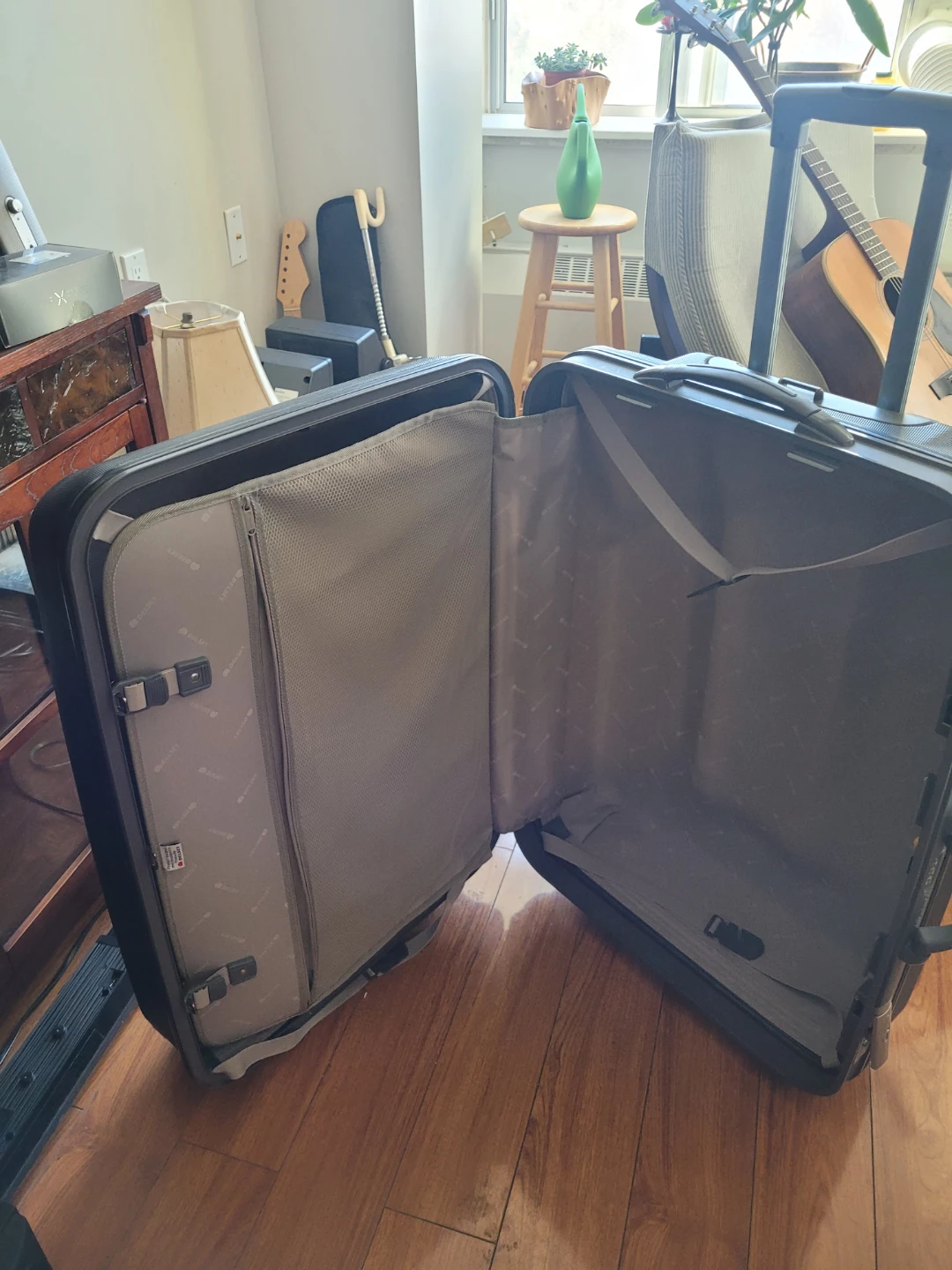 Delsey hard shell luggage - photo 4