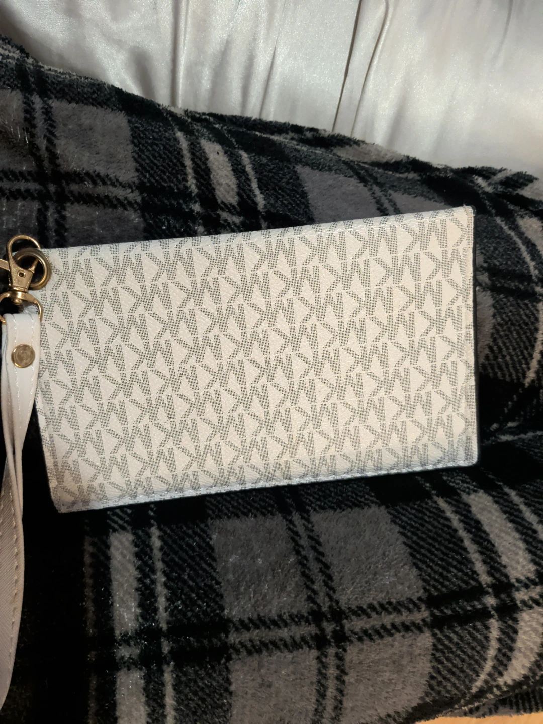 Michael Kors White Monogram Wristlet - photo 4
