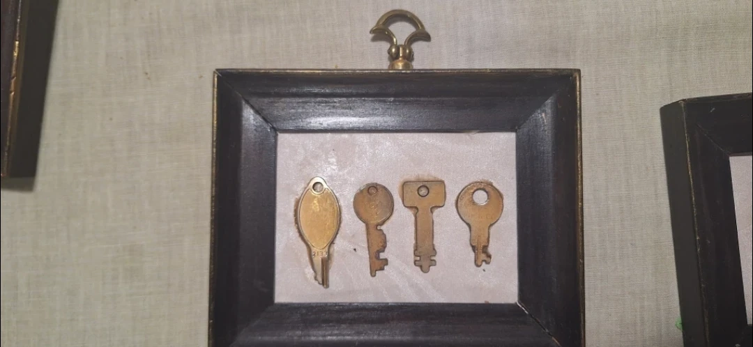 Vintage Framed Key Wall Decor